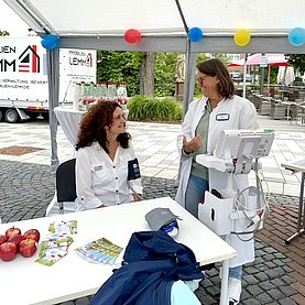 Patientin wird von einer Krankenschwester der Blutdruck gemessen