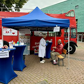 Diabetesberaterin im Gespräch mit einem Patienten